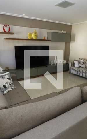 Casa para alugar com 100m², 4 quartos e 8 vagasSala