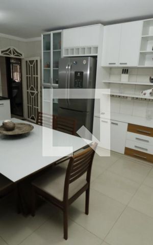 Casa para alugar com 100m², 4 quartos e 8 vagasCozinha