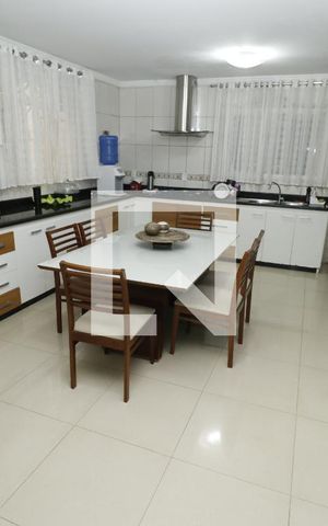 Casa para alugar com 100m², 4 quartos e 8 vagasCozinha
