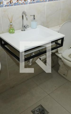 Casa para alugar com 100m², 4 quartos e 8 vagasBanheiro externo