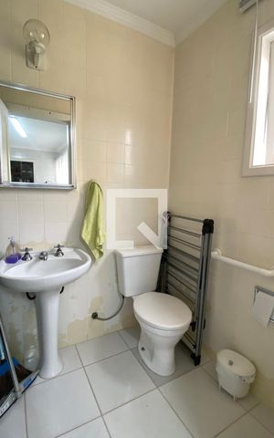 Casa de condomínio à venda com 320m², 4 quartos e 4 vagasBanheiro de serviço