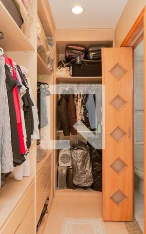 Apartamento à venda com 142m², 3 quartos e 4 vagas Apartamento à venda com 142m², 3 quartos e 4 vagasCloset