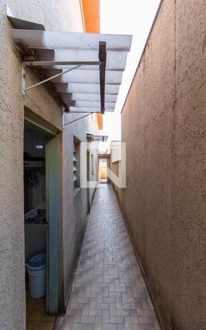 Casa à venda com 225m², 4 quartos e 2 vagas Casa à venda com 225m², 4 quartos e 2 vagasCorredor
