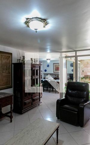 Casa à venda com 360m², 4 quartos e 4 vagas Casa à venda com 360m², 4 quartos e 4 vagasSala