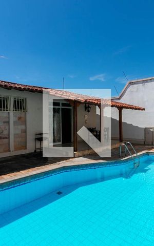 Casa à venda com 360m², 4 quartos e 4 vagas Casa à venda com 360m², 4 quartos e 4 vagasPiscina