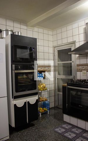 Casa à venda com 528m², 6 quartos e 3 vagas Casa à venda com 528m², 6 quartos e 3 vagasCozinha