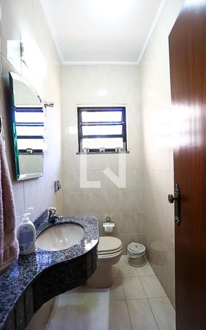 Casa à venda com 384m², 4 quartos e 3 vagas Casa à venda com 384m², 4 quartos e 3 vagasLavabo 1