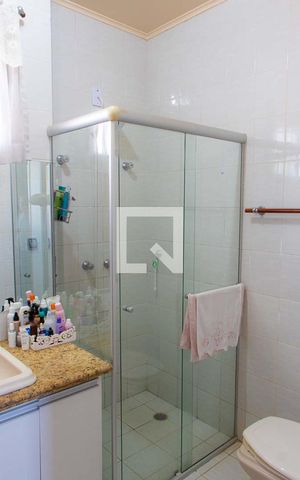 Casa de condomínio à venda com 208m², 4 quartos e 5 vagas Casa de condomínio à venda com 208m², 4 quartos e 5 vagasBanheiro Social