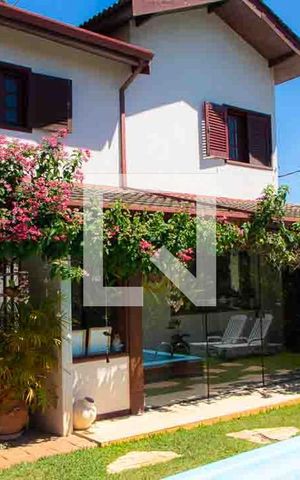 Casa de condomínio à venda com 208m², 4 quartos e 5 vagas Casa de condomínio à venda com 208m², 4 quartos e 5 vagasÁrea Externa