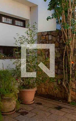 Casa de condomínio à venda com 208m², 4 quartos e 5 vagas Casa de condomínio à venda com 208m², 4 quartos e 5 vagasÁrea Externa