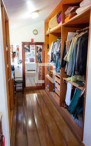 Casa de condomínio à venda com 208m², 4 quartos e 5 vagas Casa de condomínio à venda com 208m², 4 quartos e 5 vagasCloset da Suíte