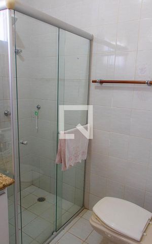 Casa de condomínio à venda com 208m², 4 quartos e 5 vagas Casa de condomínio à venda com 208m², 4 quartos e 5 vagasBanheiro Social