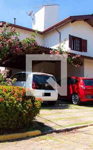 Casa de condomínio à venda com 208m², 4 quartos e 5 vagas Casa de condomínio à venda com 208m², 4 quartos e 5 vagasFachada
