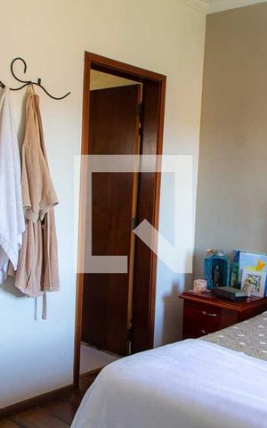 Casa de condomínio à venda com 208m², 4 quartos e 5 vagas Casa de condomínio à venda com 208m², 4 quartos e 5 vagasSuíte