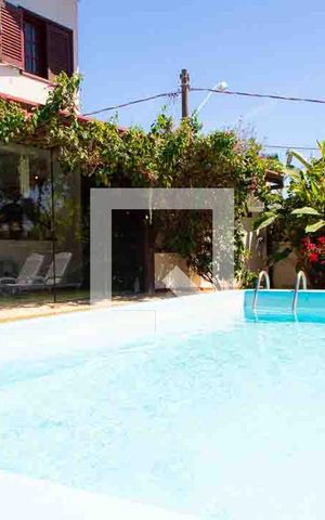 Casa de condomínio à venda com 208m², 4 quartos e 5 vagas Casa de condomínio à venda com 208m², 4 quartos e 5 vagasÁrea Externa