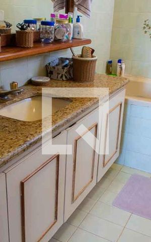 Casa de condomínio à venda com 208m², 4 quartos e 5 vagas Casa de condomínio à venda com 208m², 4 quartos e 5 vagasBanheiro da Suíte