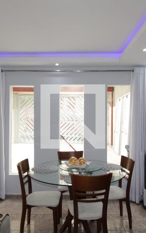 Casa à venda com 105m², 2 quartos e 2 vagasSala