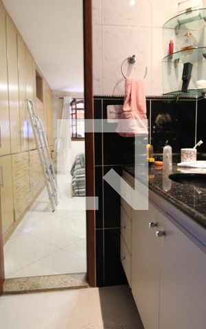 Casa de condomínio à venda com 351m², 3 quartos e 3 vagasBanheiro do Quarto 1