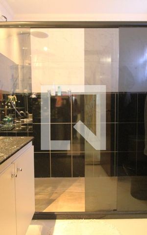 Casa de condomínio à venda com 351m², 3 quartos e 3 vagasBanheiro do Quarto 1