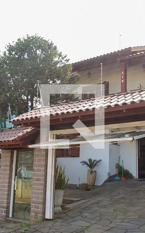 Casa à venda com 220m², 3 quartos e 2 vagas Casa à venda com 220m², 3 quartos e 2 vagasFachada