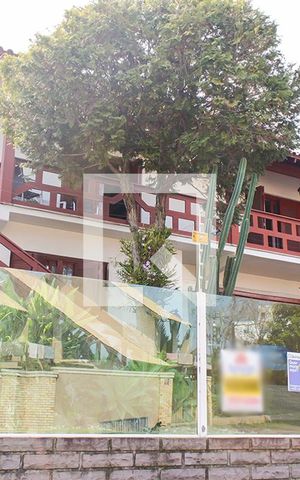 Casa à venda com 220m², 3 quartos e 2 vagas Casa à venda com 220m², 3 quartos e 2 vagasFachada