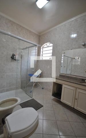 Casa à venda com 420m², 4 quartos e 8 vagasBanheiro da Suíte 2