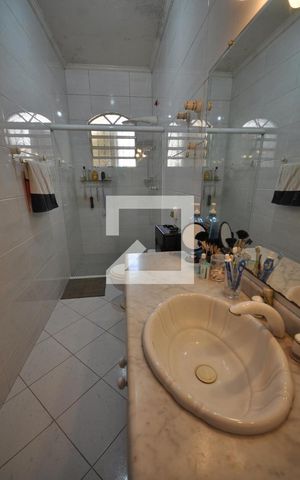 Casa à venda com 420m², 4 quartos e 8 vagasBanheiro da Suíte