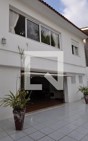 Casa à venda com 420m², 4 quartos e 8 vagasFachada