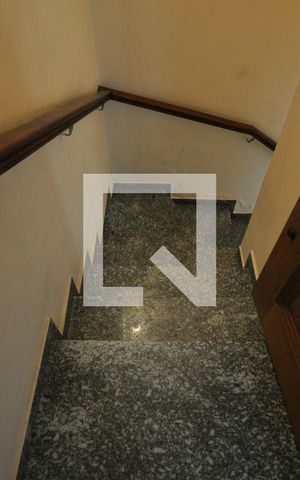 Casa para alugar com 600m², 3 quartos e 6 vagasEscada