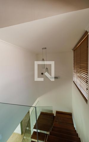 Casa à venda com 380m², 3 quartos e 8 vagas Casa à venda com 380m², 3 quartos e 8 vagasEscada