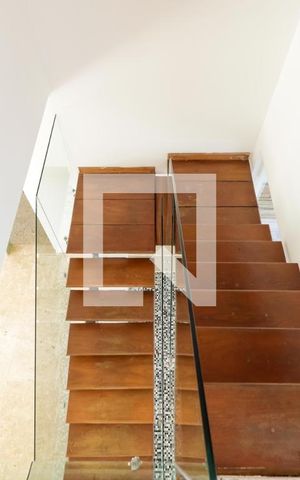 Casa à venda com 380m², 3 quartos e 8 vagas Casa à venda com 380m², 3 quartos e 8 vagasEscada