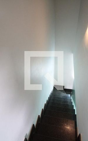 Casa para alugar com 76m², 2 quartos e 1 vagaEscada