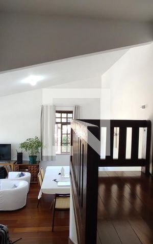 Casa à venda com 325m², 3 quartos e 2 vagas Casa à venda com 325m², 3 quartos e 2 vagasHall