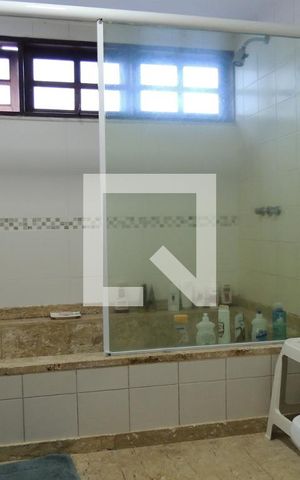 Casa à venda com 325m², 3 quartos e 2 vagasBanheiro da Suíte 1