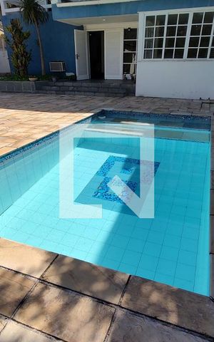 Casa à venda com 325m², 3 quartos e 2 vagas Casa à venda com 325m², 3 quartos e 2 vagasPiscina