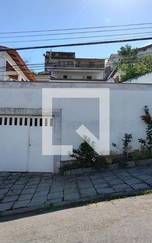 Casa à venda com 325m², 3 quartos e 2 vagas Casa à venda com 325m², 3 quartos e 2 vagasFachada