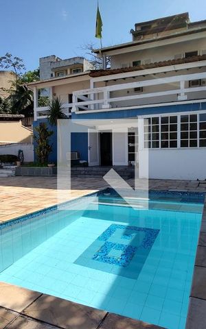 Casa à venda com 325m², 3 quartos e 2 vagas Casa à venda com 325m², 3 quartos e 2 vagasPiscina