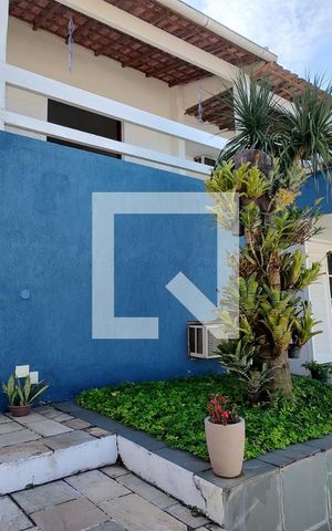 Casa à venda com 325m², 3 quartos e 2 vagas Casa à venda com 325m², 3 quartos e 2 vagasFachada