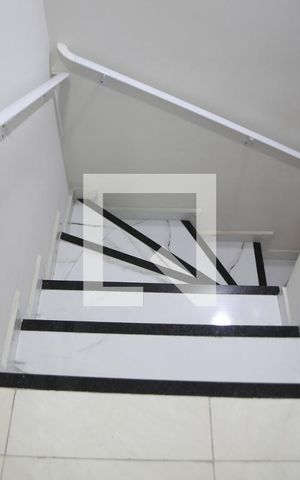 Casa para alugar com 60m², 2 quartos e 1 vagaEscada