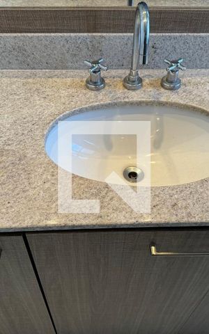 Apartamento à venda com 318m², 5 quartos e 4 vagas Apartamento à venda com 318m², 5 quartos e 4 vagasBanheiro Segundo Andar