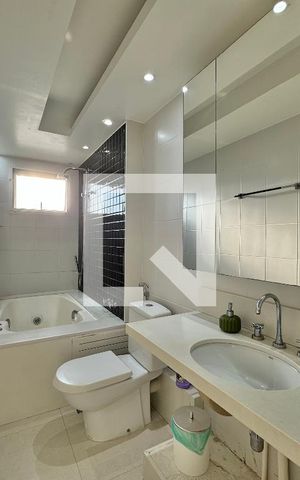 Apartamento à venda com 318m², 5 quartos e 4 vagas Apartamento à venda com 318m², 5 quartos e 4 vagasSuíte 1 - Banheiro
