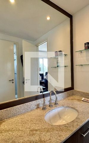 Apartamento à venda com 318m², 5 quartos e 4 vagas Apartamento à venda com 318m², 5 quartos e 4 vagasBanheiro Suíte Canadense