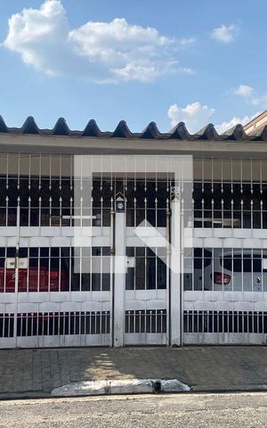 Casa à venda com 240m², 3 quartos e 3 vagas Casa à venda com 240m², 3 quartos e 3 vagasFachada