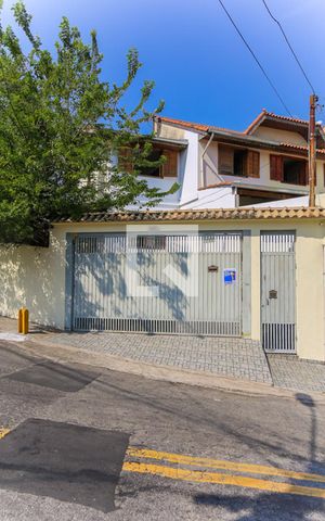 Casa à venda com 63m², 2 quartos e 2 vagas Casa à venda com 63m², 2 quartos e 2 vagasFachada