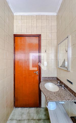 Casa à venda com 240m², 4 quartos e 2 vagasBanheiro