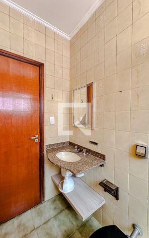 Casa à venda com 240m², 4 quartos e 2 vagasBanheiro