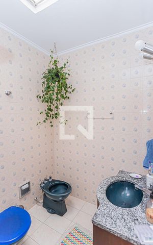 Casa à venda com 197m², 3 quartos e 4 vagas Casa à venda com 197m², 3 quartos e 4 vagasBanheiro social