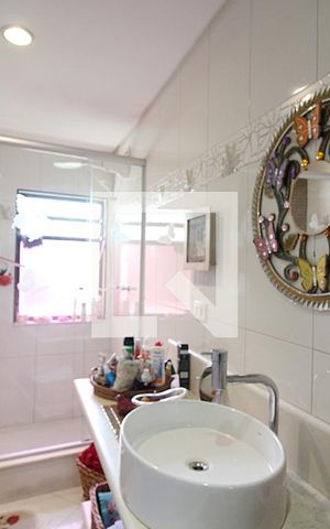 Casa à venda com 204m², 3 quartos e 2 vagasBanheiro do Quarto 1 - Suíte