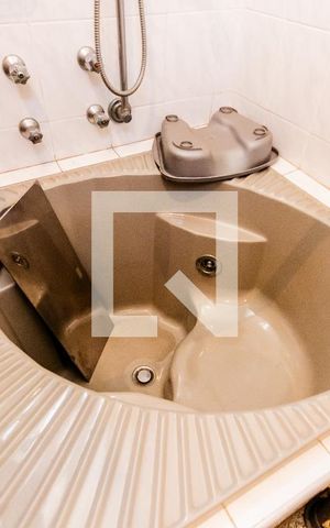 Casa à venda com 200m², 3 quartos e 6 vagas Casa à venda com 200m², 3 quartos e 6 vagasBanheira