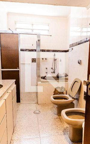 Casa à venda com 200m², 3 quartos e 6 vagas Casa à venda com 200m², 3 quartos e 6 vagasBanheiro da Suíte